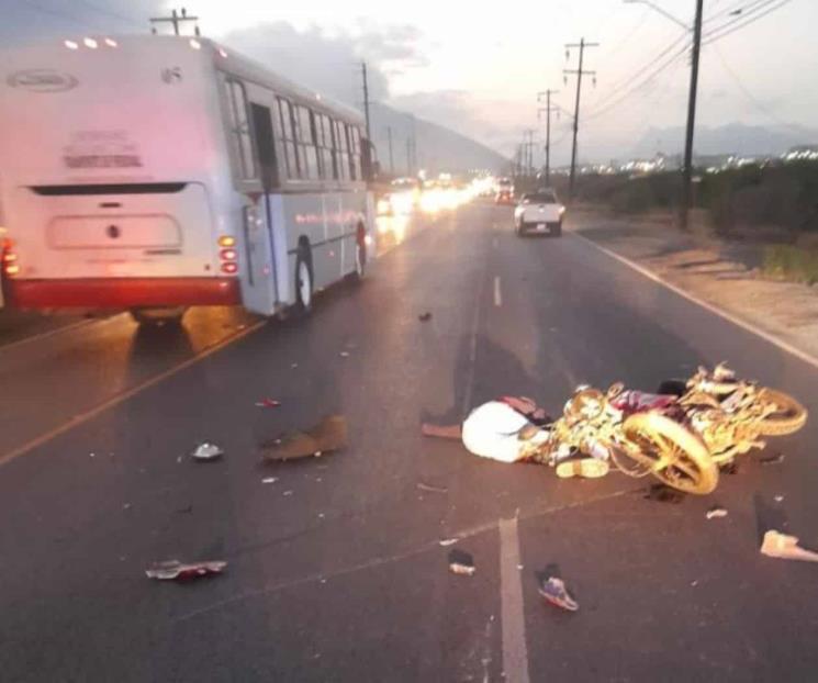 Se estrella motociclista contra camión de personal en García