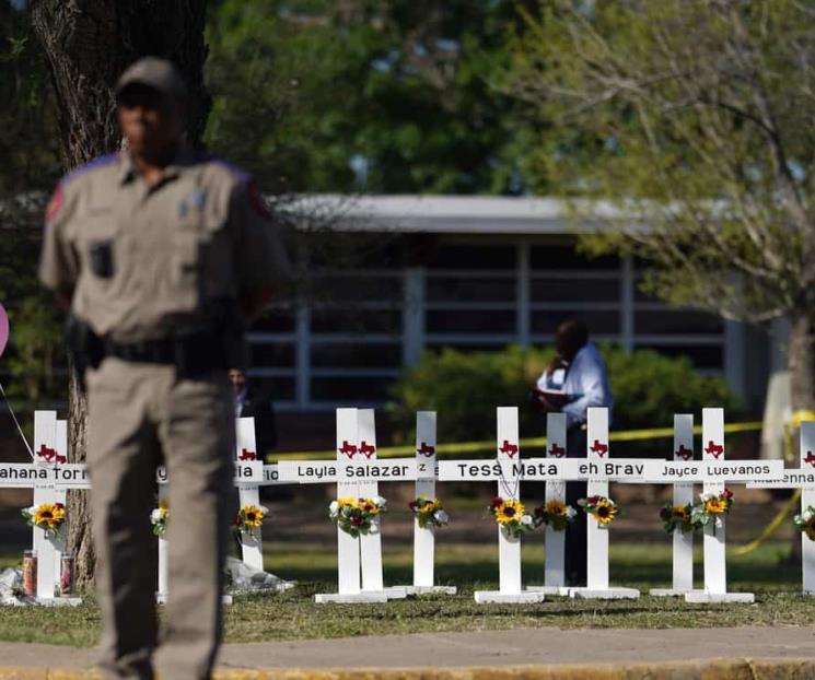 Una sola puerta con policía para entrar y salir de escuela