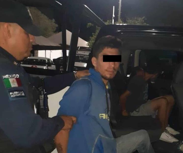 Detienen a dos jóvenes por asaltar tienda de conveniencia