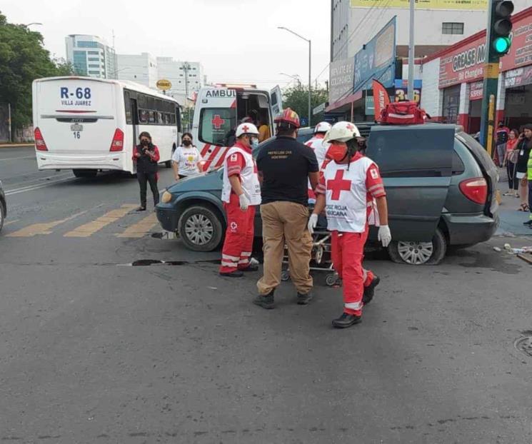 Deja choque cinco lesionados en el Centro de Mty