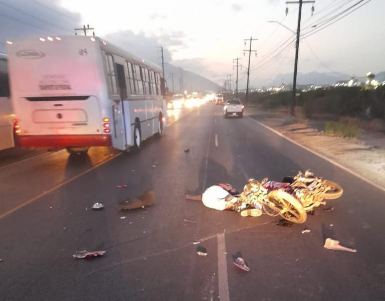 El conductor de una motocicleta resultó gravemente herido al estrellarse de frente contra un transporte de personal