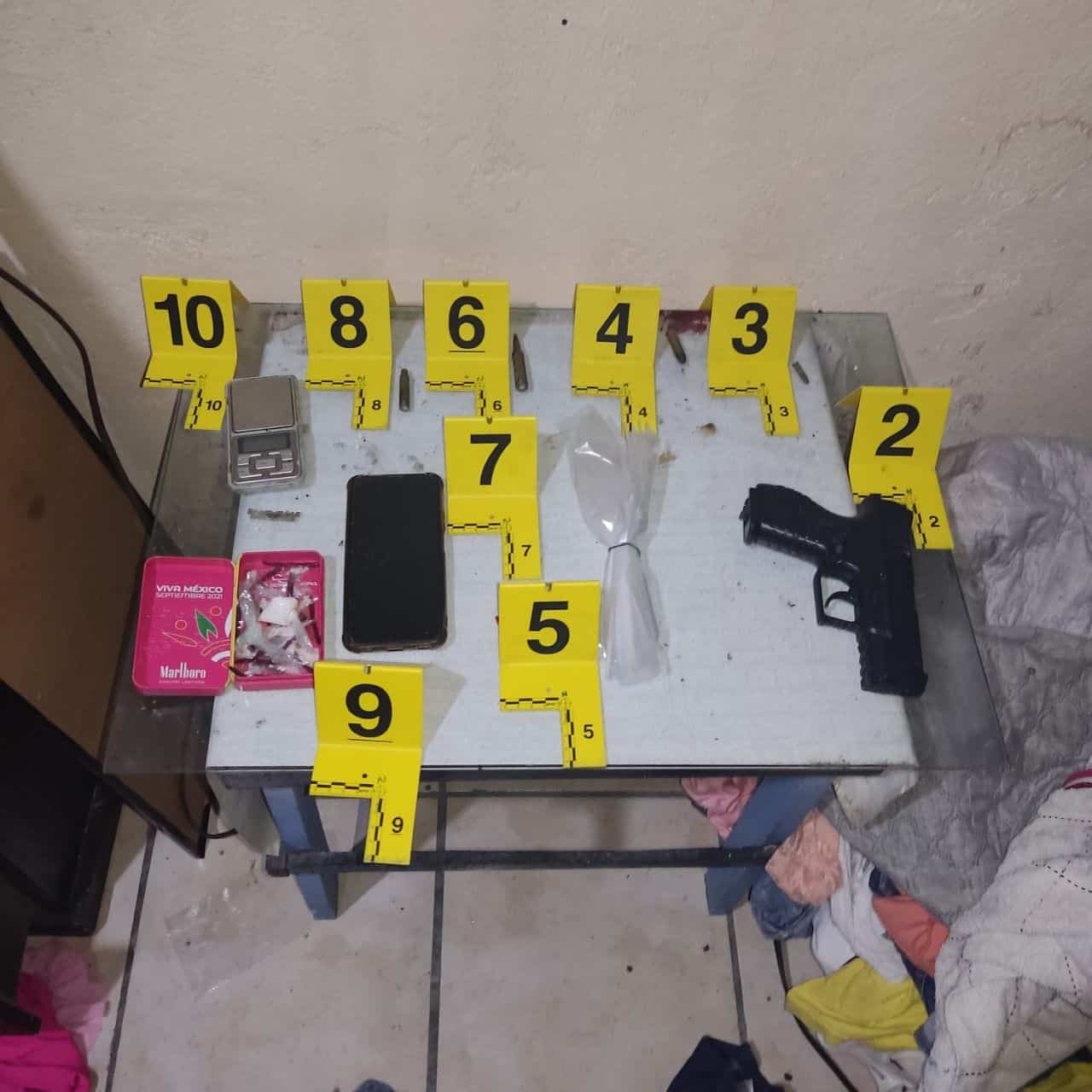 Durante los cateos fue detenida una mujer y se aseguraron dos armas, cartuchos hábiles y droga