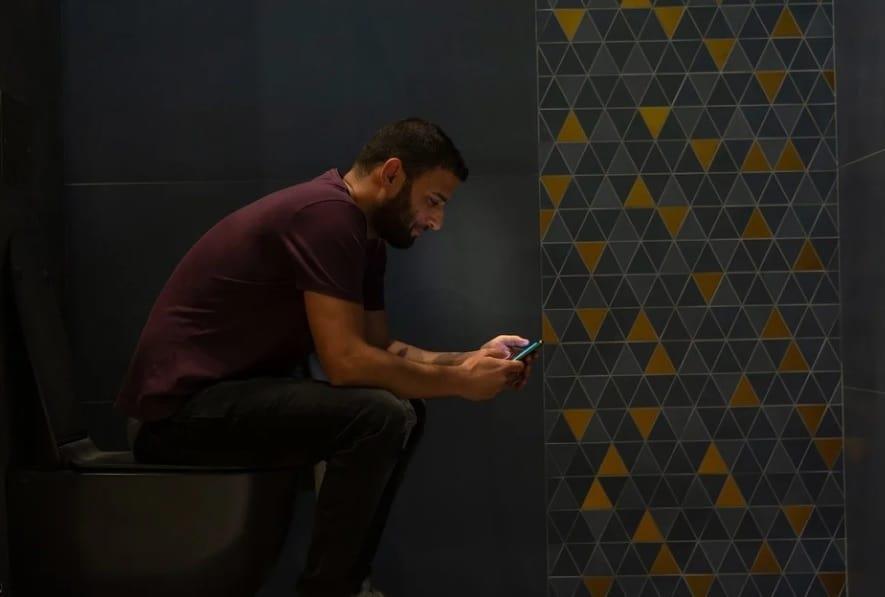 Por qué no debes usar el celular en el baño