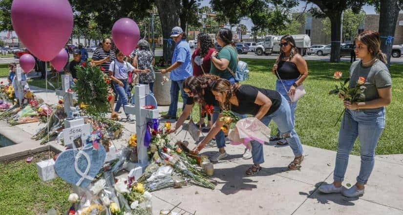 Familiares de víctimas de Texas critican respuesta policiaca
