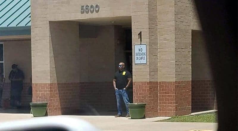 Papá se ofrece como voluntario a vigilar una escuela en EU