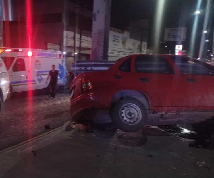 Incrusta auto en barandal de protección