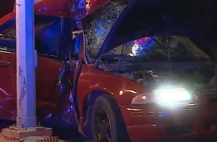 Estrella auto contra luminaria y queda atrapada