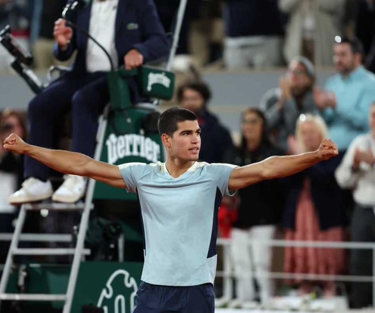 Avanza Carlos Alcaraz en Roland Garros