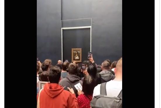 Visitante lanza un pastelazo a la Monna Lisa