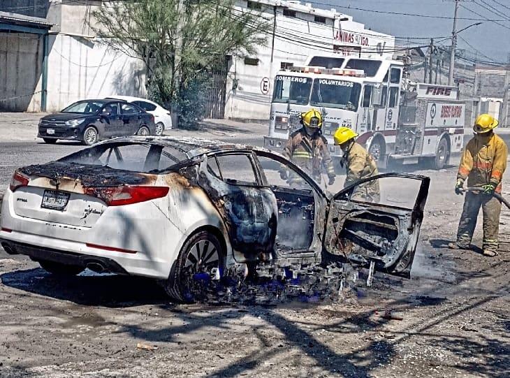 Acaba incendio con auto