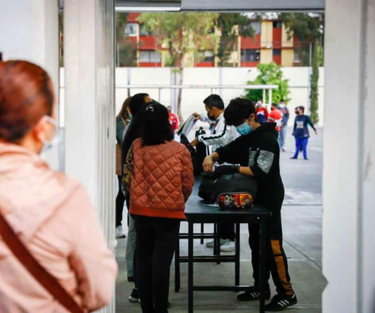 Revisan mochilas a alumnos  tras amenaza de tiroteo