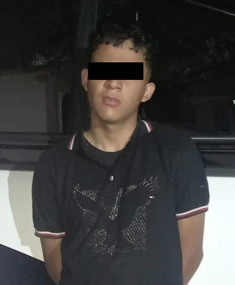 Detienen a cuatro jóvenes armados, dos de ellos menores de edad, quienes cargaban la gaveta de una caja registradora, al parecer producto de un asalto