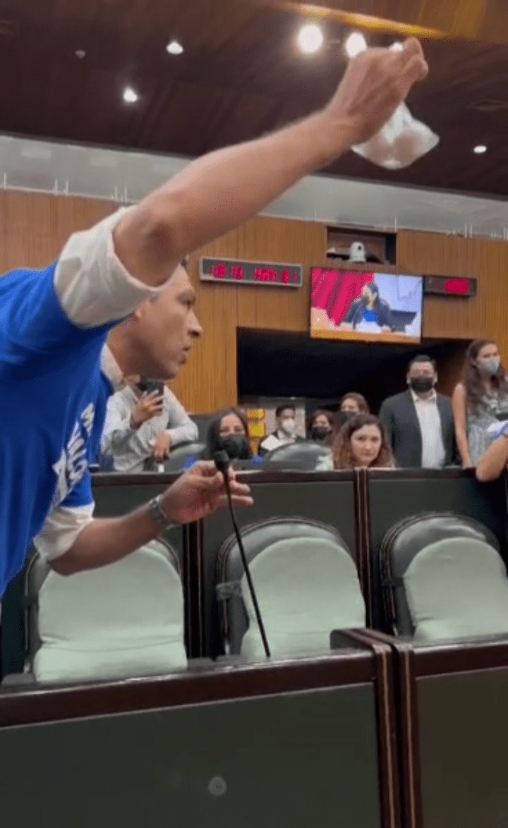 Llevan diputados panistas bolsa con huevos a ex compañero