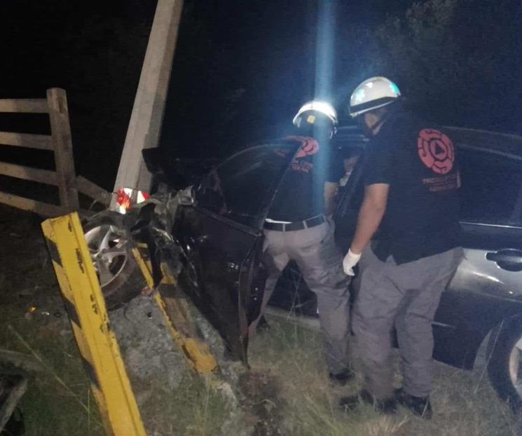 Estrella auto contra poste