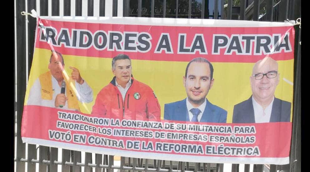 Exhiben fotos de traidores a patria por Reforma Eléctrica