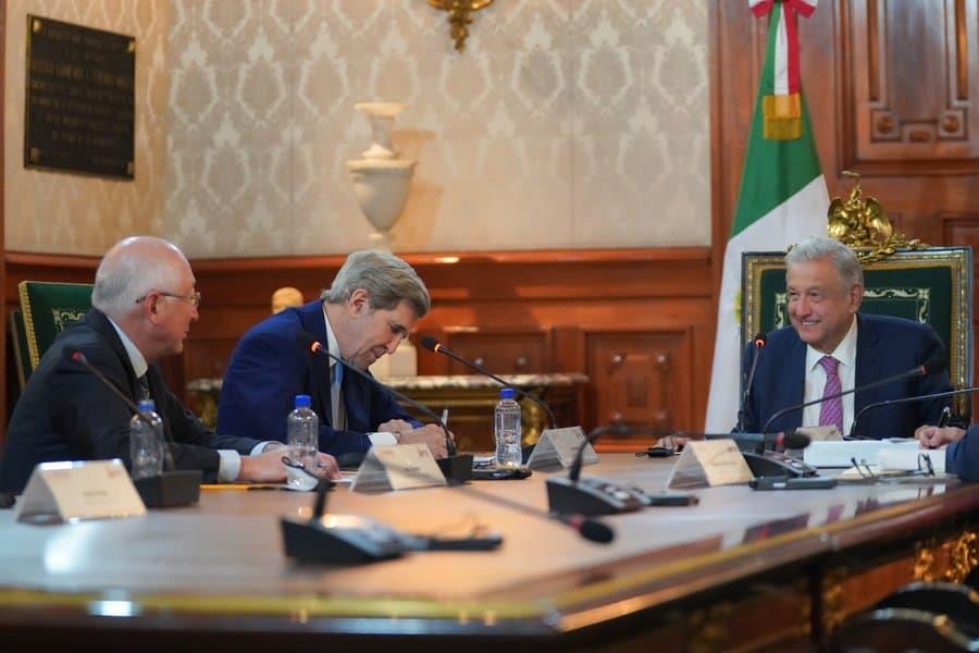 AMLO habla por teléfono con Kerry sobre energías renovables