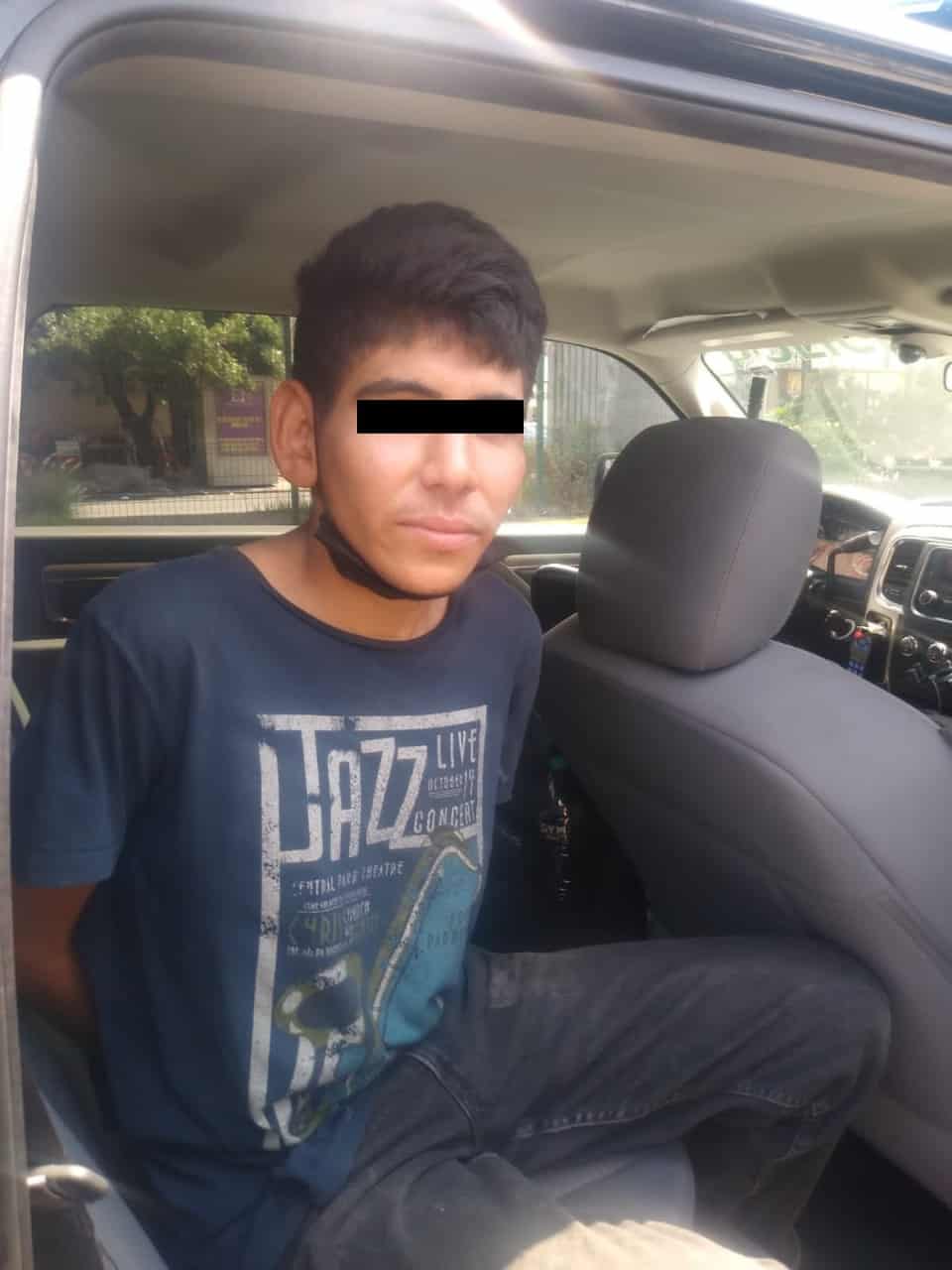 Un hombre que contaba con orden de aprehensión vigente, fue detenido tras ser reportado por un automovilista de tratar de agredirlo, al negarse a que le limpiara el cristal de su auto