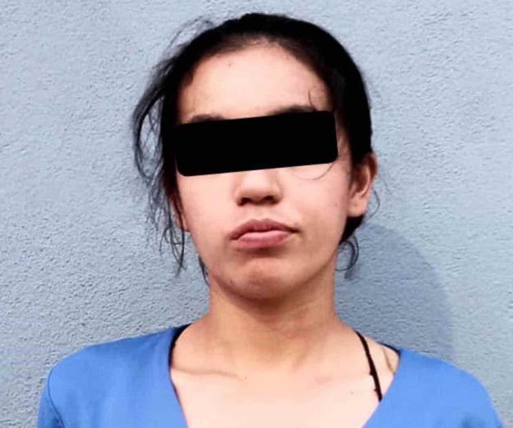 Cae mujer por asaltar tienda de conveniencia