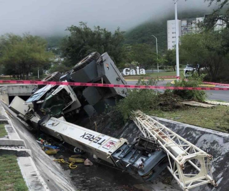 Vuelca grúa tras quedarse sin frenos en Monterrey