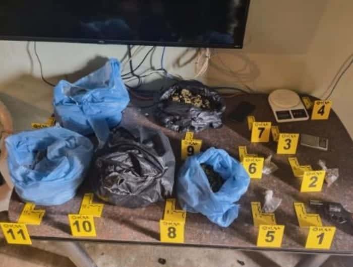 El detenido contaba con una orden de aprehensión por el delito de robo con violencia, y  además, enfrentara otro delito más, al encontrar en su domicilio droga u otros objetos prohibidos durante el cateo a su casa