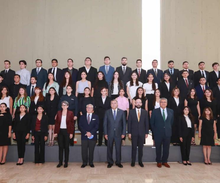 Arrasa UANL con premios Ceneval