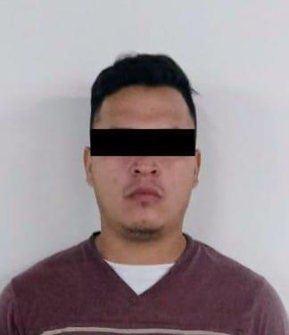 Detienen a hombre por pornografía infantil