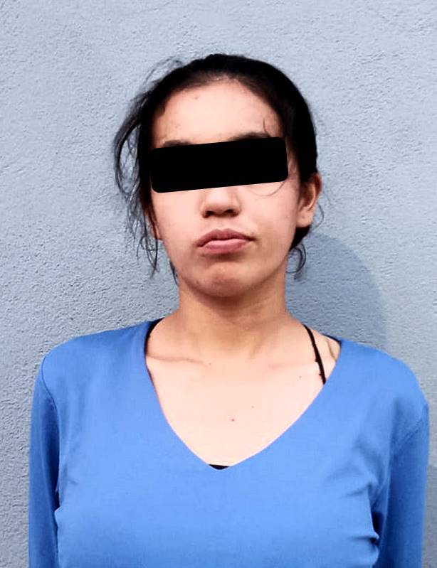 Detuvieron a una mujer que con un arma tipo navaja, asaltó a una tienda Oxxo para sustraer 400 pesos