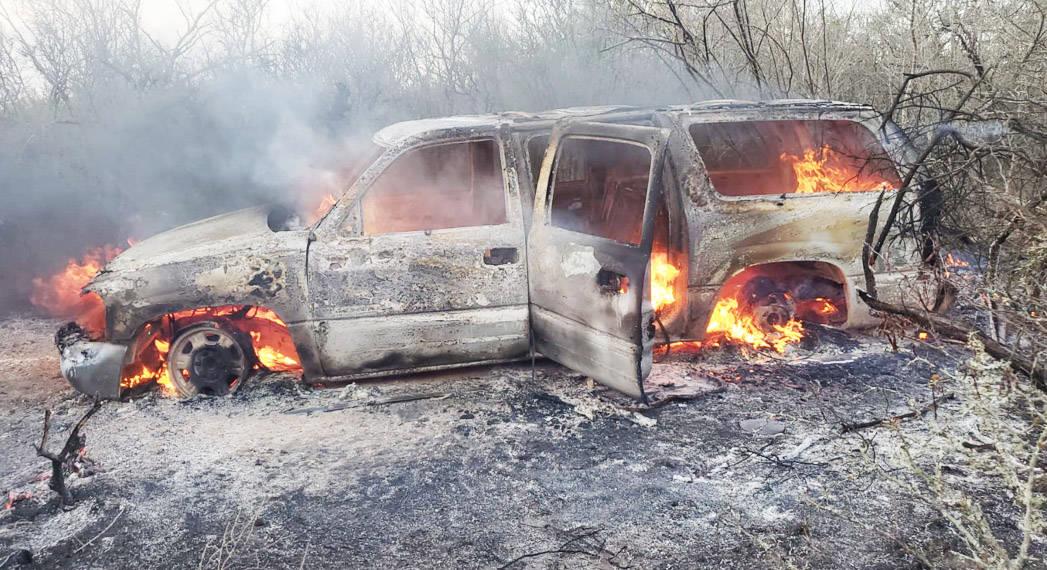 Hallan cadáver en camioneta incendiada