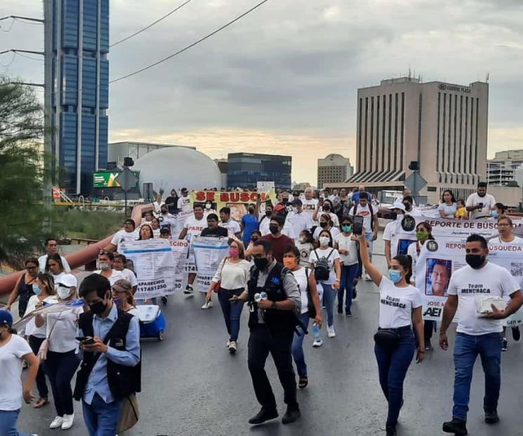 Bloquean calles familiares de desaparecidos