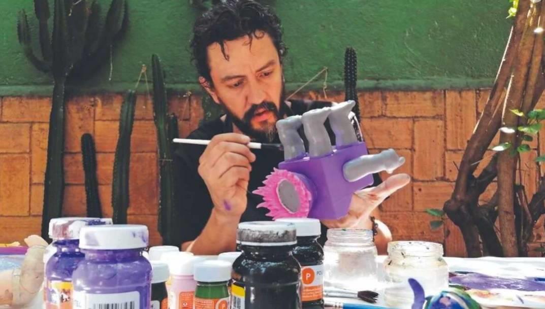 Artista crea imaginario a partir de juguetes de arte