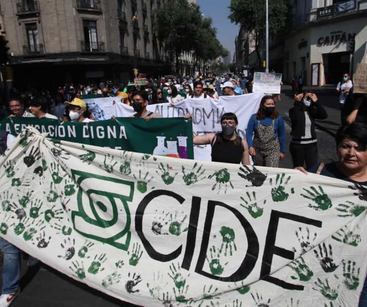 Un plagiador no será mi director Un plagiador no será mi director