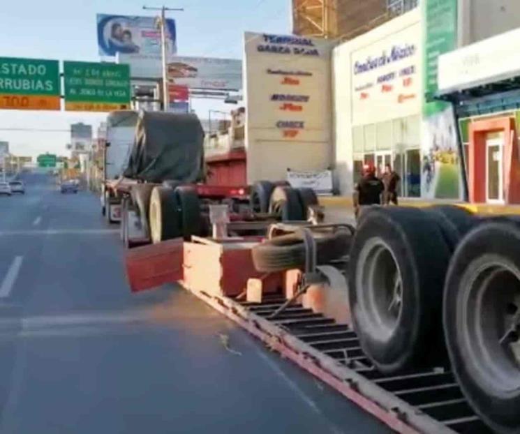 Vuelca tráiler y colapsa avenida