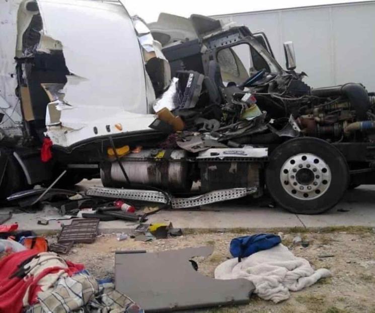 Se estrella contra tráiler parado y muere