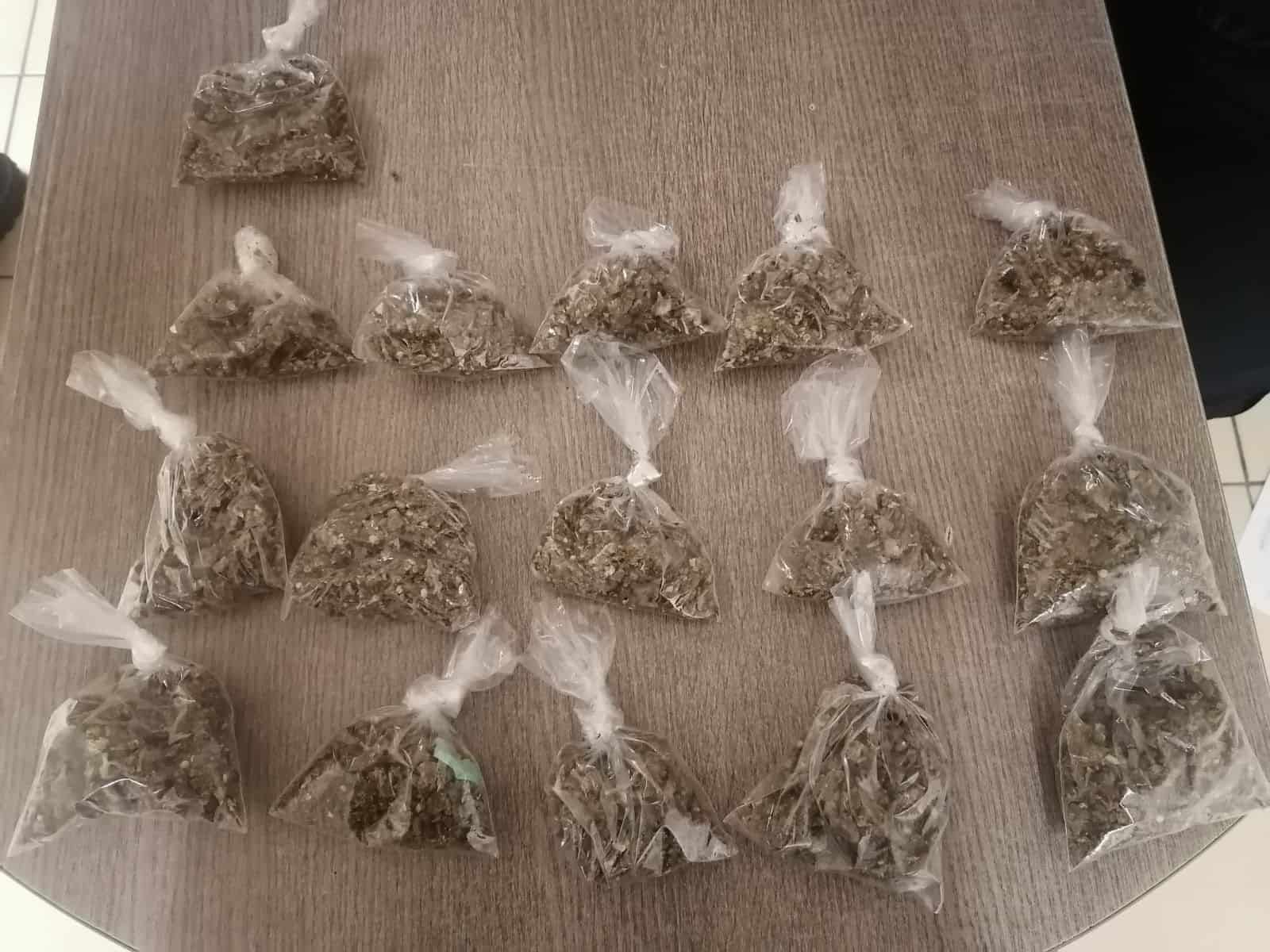 Arrestan a hombre que llevaba 16 envoltorios de marihuana escondidos en una caja con cervezas