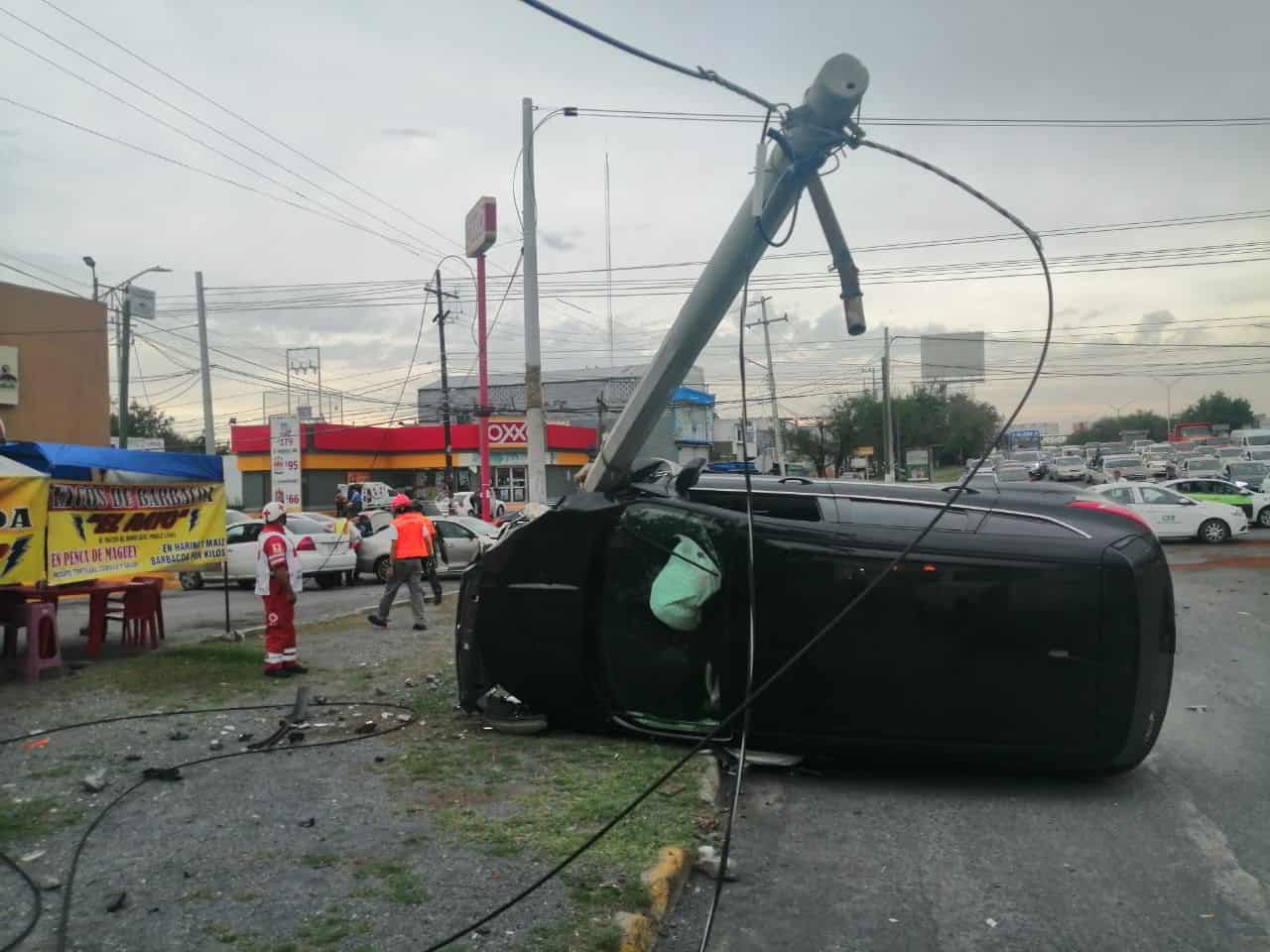 Un choque volcadura entre dos autos dejó a los conductores lesionados en Guadalupe