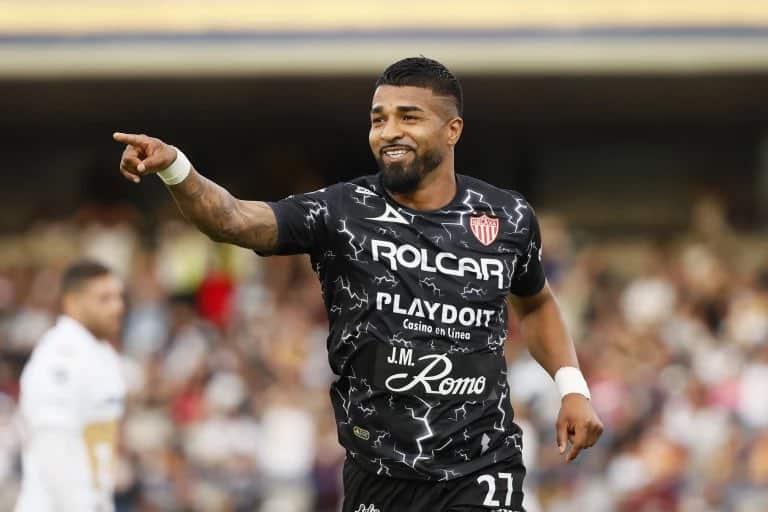 Le salen más novias a Aguirre; no solo Rayados