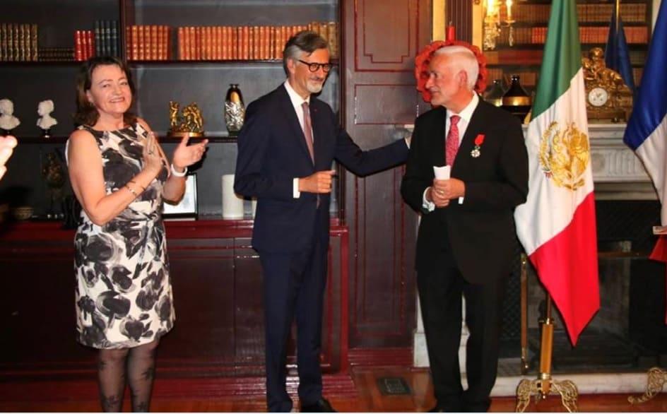 Francia condecora a director Instituto Nacional de Geriatría