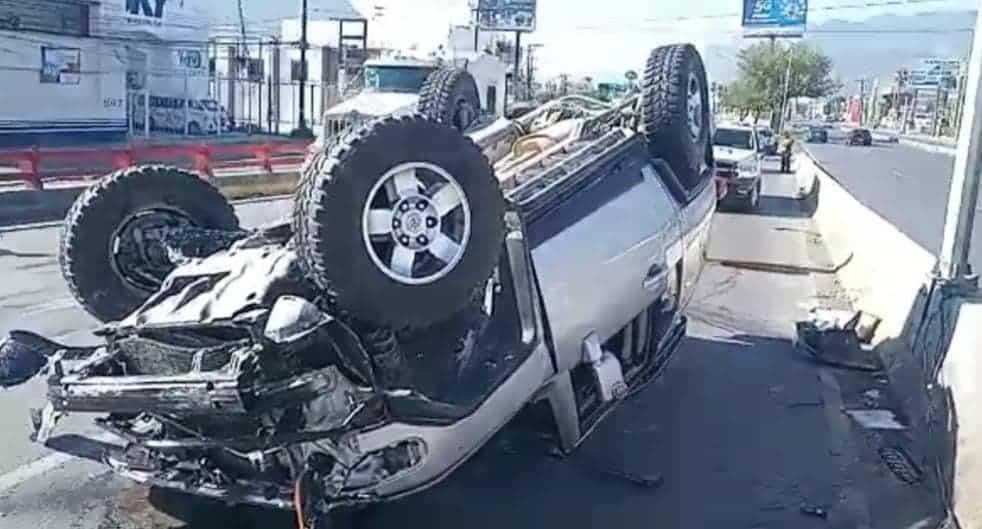 Vuelca camioneta en Revolución