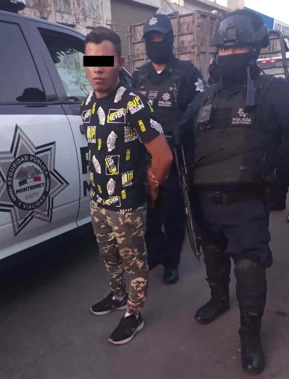 Detenido tras ser encontrado ingiriendo bebidas embriagantes en la vía pública y encontrarle un arma de fuego abastecida entre sus ropas