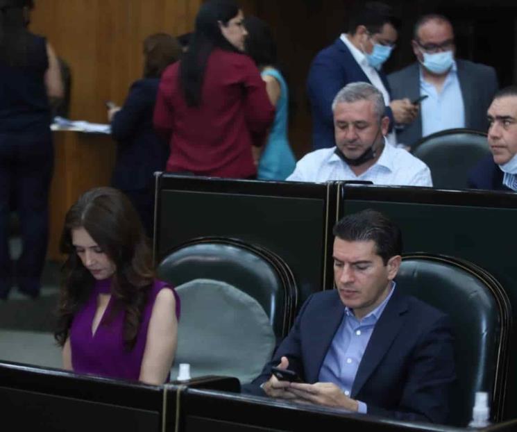Desecha Congreso amparos y realiza Sesión