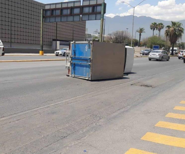 Camioneta vuelca frente a plaza comercial en Monterrey