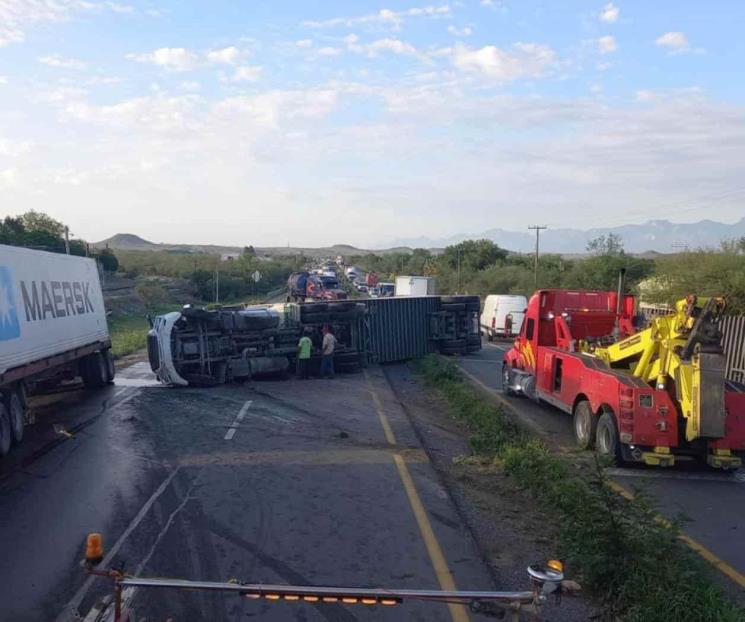 Vuelca tráiler en Carretera Nacional