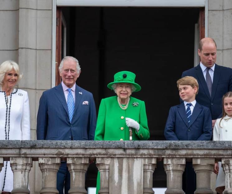 Isabel II reaparece en el cierre de las celebraciones Isabel II reaparece en el cierre de las celebraciones