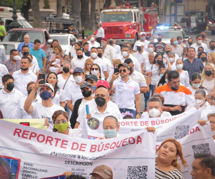 Marchan maestros por compañero desaparecido