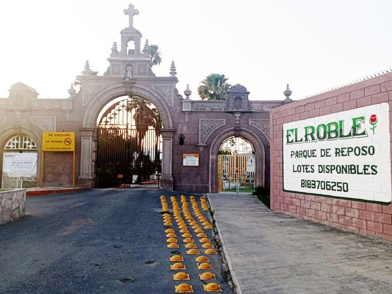 Descubren cadáver en fosa abierta de panteón