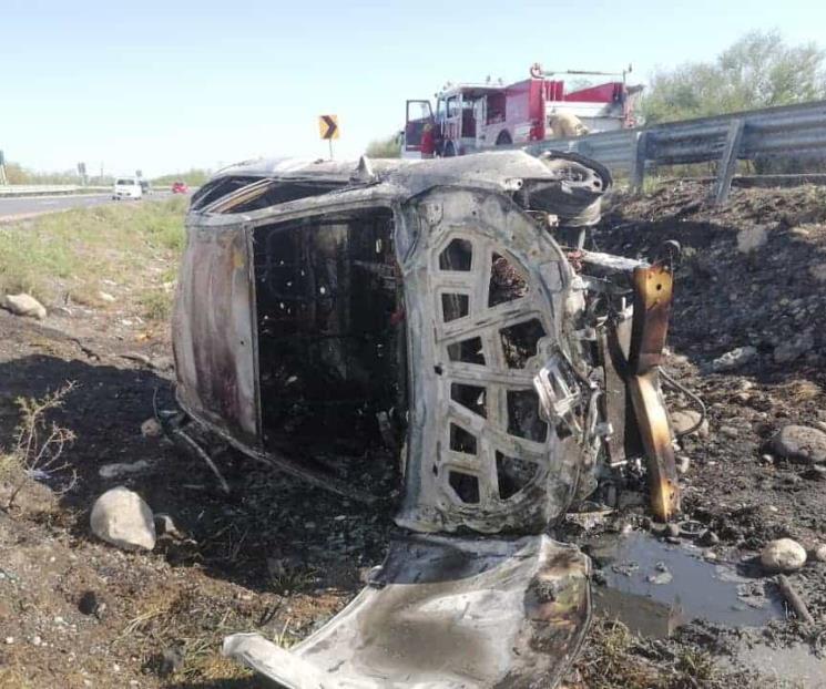 Vuelca auto y se incendia