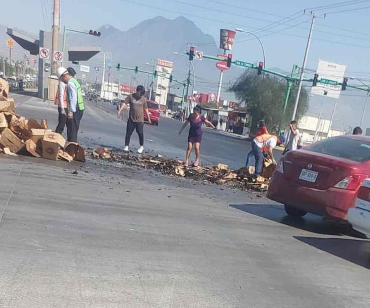 Hacen acto de rapiña tras volcarse camión con cerveza