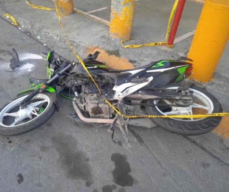 Comete asalto, después choca