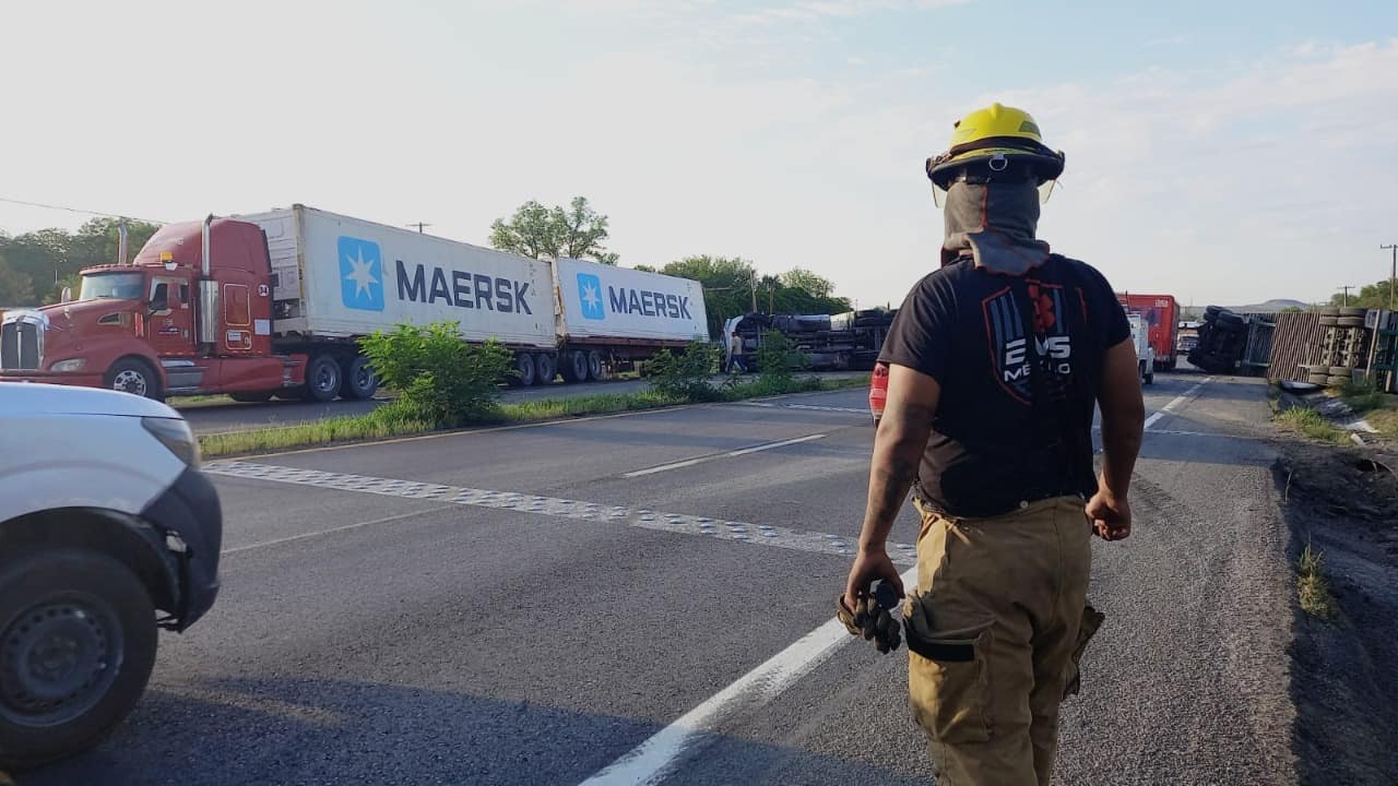 La volcadura de un tráiler de doble remolque llevó al cierre de la Carretera Nacional a la altura del kilómetro 200