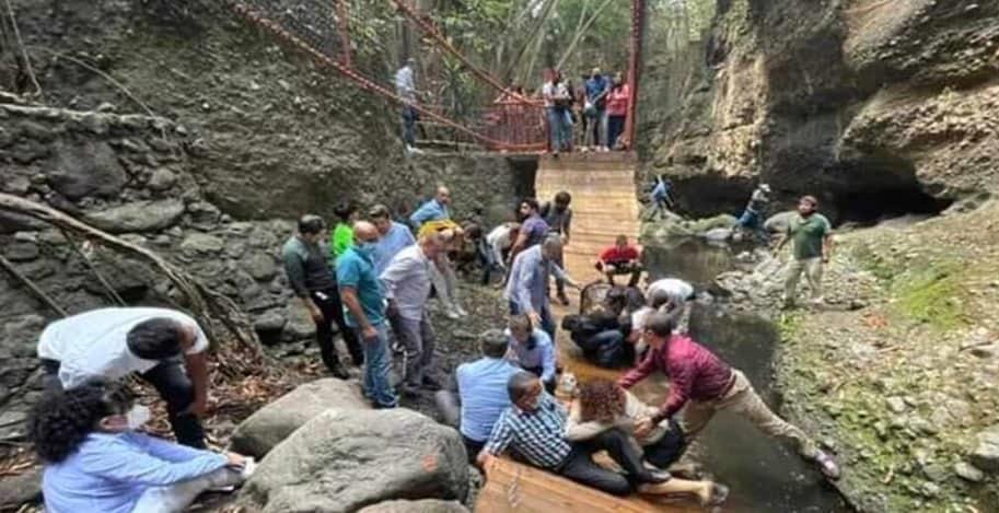 Se rompe puente colgante en Morelos; hay al menos 20 heridos
